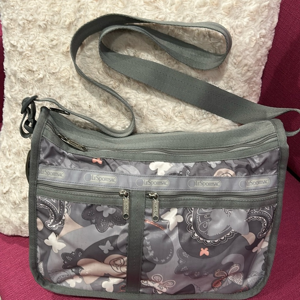 LeSportsac deluxe everyday bag in gray and pink butterfly pattern 🦋